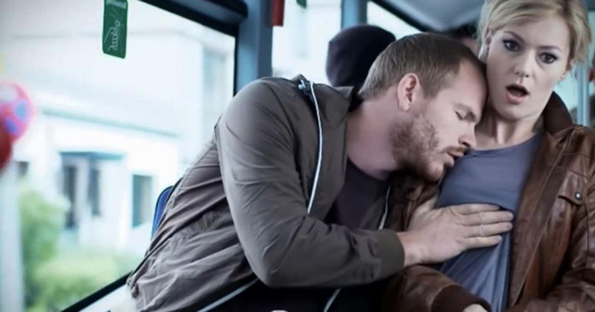 Немецкая телка на роликах сосет член мужчине на автобусной остановке