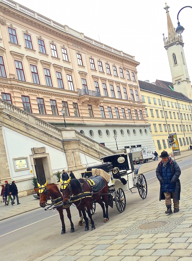 Fuvarra várakozó fiákeres az Albertinaplatzon