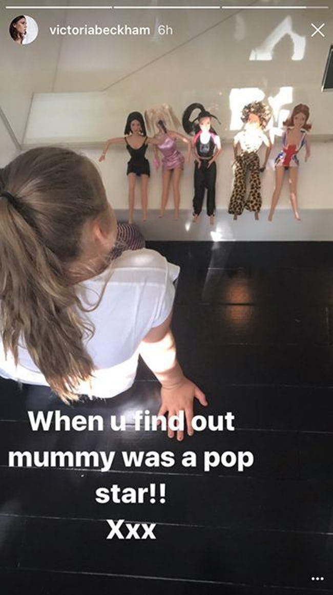 Harper Beckham imádott Spice Girls babákkal játszani. Majd hatévesen, a kezébe akadt egy későbbi és egy jelenlegi fotó, aztán összerakta a képet. Erről Victoria még egy Insta-sztorit is készített: "Amikor rájössz, hogy édesanyád popsztár volt"