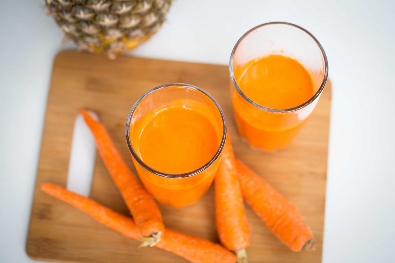 Как приготовить сок из моркови. Стакан морковного сока. Тропический сок. A Glass of Carrot Juice. На соках - приготовить детокс дома.