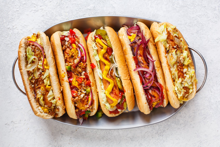 Hot-dog frissen elkészítve egy tányéron