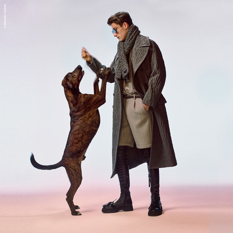Férfi kabátban kutyával