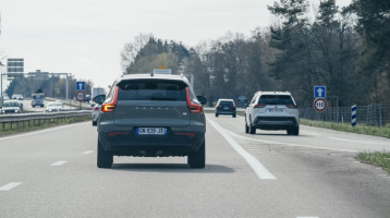 Még az indexelés szabályai is változhatnak az új KRESZ-ben: időhatárt szabnak a műveletnek