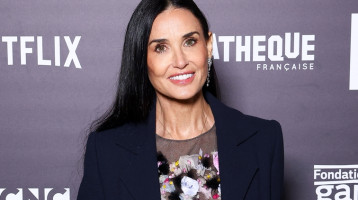 Ez a kabát lesz idén télen a divat: Demi Moore már viseli, és egyszerűen káprázatosan áll rajta – Fotók