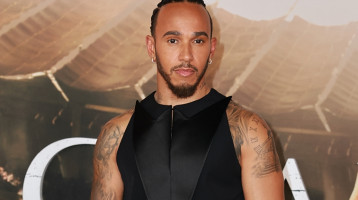 Ez az 53 éves bombázó színésznő lehet Lewis Hamilton új barátnője: nem akárkivel randizott a minap a Forma-1 szívtiprója