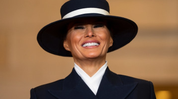 Kikeltek magukból az internetezők Melania Trump szettje láttán: sokan nem értik a first lady különleges ruhaválasztását