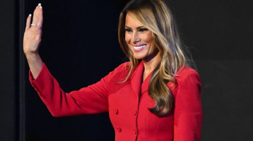 Méregdrága kabátruhában tért vissza Melania Trump: így néz ki most a rég nem látott ex-first lady