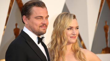 Mintha újra 1997-et írnánk: Kate Winslet és Leonardo DiCaprio nyilvános csókján pörög most mindenki - Videó