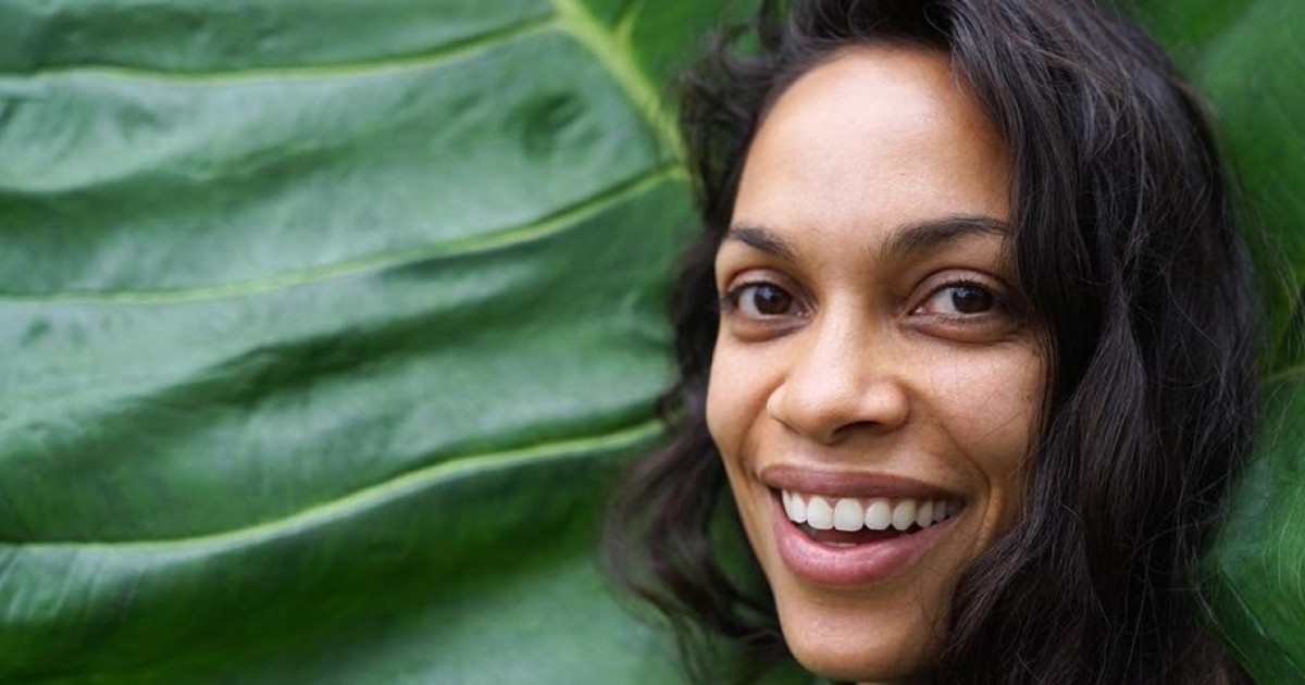 Rosario Dawson Puc R Szelfivel Sz Linapozott Vide Femcafe