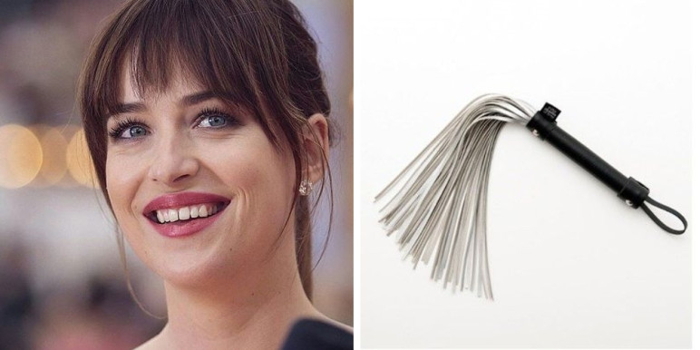 Dakota Johnson kultikus szerepéhez kapcsolódva csúsztatott táskájába egy emléktárgyat. Egy szürke bőrkorbácsot, hogy egészen pontosak legyünk.