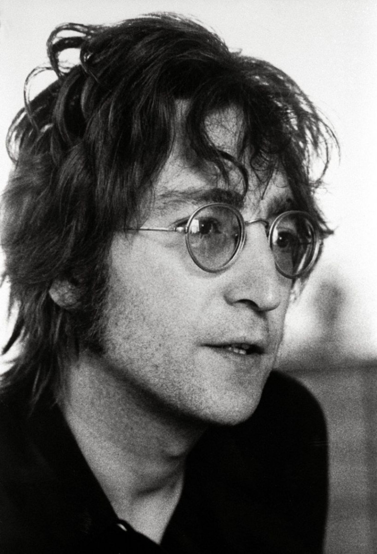 John Lennon - A legendás Beatles tagot 1980-ban lőtte le egy Mark David Chapman nevű figura a háza előtt. A férfi autgramra várt a háza előtt, amit kapott is, majd négyszer lőtt rá az énekesre.