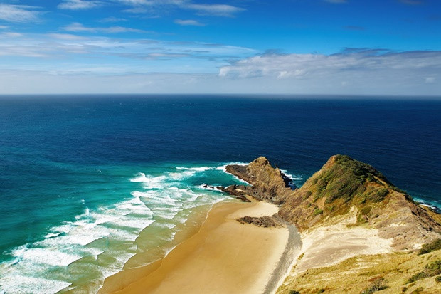 Cape Reinga, Új-Zéland: Az északi partszakasz csúcsán, ahol a Tasman-tenger és a Csendes-óceán találkozik, egy Maori-legenda szerint a vad Cape Reinga - más néven Te Reinga Wairua, az a hely, ahol a szellemek átlépnek a másvilágra az életből.