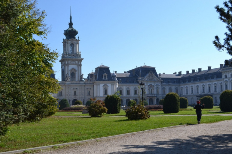 A Festetics-család keszthelyi ágának alapítója Festetics Kristóf (1696–1768) volt, aki 1745-ben kezdte el a kastély építtetését. Ha valaki a Balatonnál jár és szereti a történelmet, akkor érdemes itt körbenéznie.