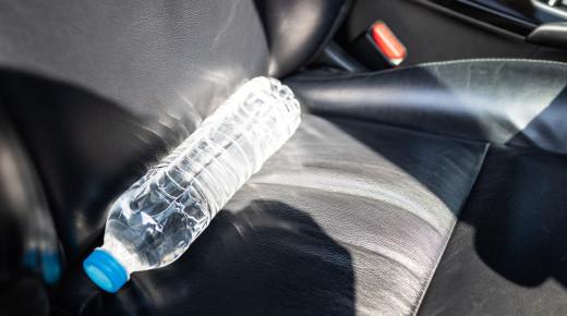 A tűzoltók figyelmeztetnek: ezért ne hagyd soha nyáron a műanyag palackot a kocsiban