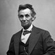 Abraham Lincolnt 1860-ban választották amerikai elnöknek. Második terminusa alatt, 1865. április 14-én a washingtoni Ford színház előadása közben lőtte őt fejbe John Wilkes Booth, a Konföderációval szimpatizáló színész. Lincoln egy nappal később belehalt sérülésébe.