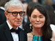 A híres rendező, Woody Allen, ex-neje örökbefogadott lányát vette feleségül, nem sokkal a válás után. Soon-Yi 35 évvel fiatalabb a férfinél, és állítása szerint sosem apafiguraként tekintett Woody Allenre. Bár valójában nem kapcsolják össze őket rokoni szálak… attól még furcsa.