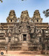 Ta Keo piramistemplom – Az Angkor templomkomplexum különlegessége

A kambodzsai khmer templomok a világörökség, valamint a kambodzsai történelem jelentős részét képezik. Ezek közül az egyik a Ta Keo-templom, az egyik legfontosabb, ami bár látogatható, de soha nem készült el. Mégis ez az egyetlen olyan templom a khmer templomok közül, amely teljes egészében homokkőből készült. Az akkori politikai instabilitás miatt - körülbelül 1001 körül - az építkezést leállították, mielőtt elérte volna a dekorációs fázist. A legtöbb akkor épült templomot ugyanis részletekbe menően kidolgozott faragványok, szobrok és egyéb díszítések tettek egyedivé, amelyek a hindu hithez kapcsolódtak.