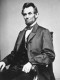 Abraham Lincoln

Lincon utolsó földi éjszakája 1865. április 14-én volt, ami épp nagypéntekre esett. Aznap körülbelül este hét órakor barátaival vacsorázott, köztük Illinois kormányzójával. A beszámolók szerint Lincoln borjúlevest, gesztenyével töltött sült csirkét és karfiolt evett sajtmártással.