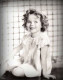 Shirley Temple-ről azt pletykálták, hogy valójában egy 30 éves törpe, akinek a fogait átalakították, hogy úgy nézzenek ki, mint egy gyereké.