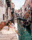 Velence, Olaszország

Velence csatornái és hídjai, az épületek különleges formái, a művészet és a kultúra mind hozzájárulnak a város romantikus hangulatához. Egy gondolázás a csatornákon a legromantikusabb élmény, amit Velencében átélhetünk.