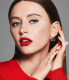 Iris Law nem követte édesapját, egészen más szakmát választott magának, méghozzá a modelléletet. Már 16 évesen a Burberry Beauty arca lett, azóta pedig olyan neves márkákkal működik együtt, mint például a Dior.