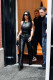 Mi sem bizonyítja jobban, hogy mekkora trend darab a bőrnadrág, mint az, hogy Kim Kardashian is gyakran viseli különböző szettekkel párosítva.