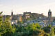 A képeken Skócia fővárosát, Edinburgh-öt láthattad. A Dél-skót-felföld keleti partján található, a Forth folyó deltatorkolatának déli részén. Edinburgh kikötője Leith. A vulkanikus eredetű területen elterülő várost 626-ban alapította Northumbriai Edvin, és a 15. században lett Skócia fővárosa. A híres Edinburgh-i Egyetemnek köszönhetően a felvilágosodás korának egyik központjává vált. A történelem során számos esetben volt csaták színtere; kifosztották, egy része tűzvészben megsemmisült, de lakói kiemelt figyelmet fordítanak történelmi hagyatékuk megőrzésére, környezetük ápolására olyannyira, hogy 1995-ben az Óvárost és az Újvárost az UNESCO a Világörökség részévé választotta - írja a magyar nyelvű Wikipédia.