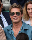 Brad Pitt megjelenésében történt jelentős változások először 2023 júliusában keltették fel a figyelmet. Wimbledonban is lencsevégre kapták a tenisztornán - ahogy a képen is láthatod -, majd a későbbiekben a silverstone-i versenypályán is feltűnt, ahol az F1-es filmjét forgatják. A megdöbbentő az, hogy olyan, mint aki visszafiatalodott, és egy nappal sem néz ki harmincöt évnél idősebbnek.