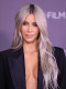 Kim Kardashian, a valóságshow-sztárból lett üzletasszony, szintén a trend követői közé tartozik. Kardashian, aki híres a gondosan karbantartott külsejéről, mostanában egyre többször tűnik fel lenőtt hajjal, ezzel is támogatva az új irányzatot.