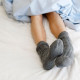 Meredith Broderick, MD, alvásneurológus és az Ozlo Sleep orvosi tanácsadó testületének tagja hozzátette, hogy a kéz és láb bőre nagy szerepet játszik a hőszabályozásban. „Ezek a testrészek bőre hatékonyabban képes hőt elvezetni, mint a test más részein lévő bőr. Ez hozzájárul az elalváshoz szükséges testhőmérséklet csökkenéshez” – mondja.