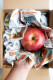 A titok egyszerű: az almákat egyesével, külön-külön csomagoljuk be újságpapírba, majd hűvös, száraz helyen tároljuk, távol a burgonyától, hiszen a krumpli olyan gázokat termel, amelyek elősegítik az alma idő előtti megrothadását. Ez a módszer a frissen szedett almáknál működik a legjobban, de a boltban vásárolt gyümölcsök esetén is érdemes kipróbálni.
 