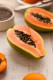 A papaya és az áfonya szintén szuperélelmiszernek számítanak, hiszen tele vannak antioxidánsokkal, előbbinek pedig az A-, C-, K- és E-vitamintartalma is igen magas, és tartalmaz egy papain nevű enzimet is, amelynek gyulladásgátló hatóanyagai segítenek az öregedés elleni harcban. Az áfonya szintén fantasztikus A- és C-vitamin-forrás, specifikus antioxidánsa pedig az antocianin, amely védi a bőrt a napsugárzás káros hatásaitól, a stressztől, valamint a környezetszennyezés okozta károktól azáltal, hogy szabályozza a szervezet gyulladásokra adott reakcióját, így megakadályozza a kollagénvesztést.