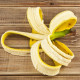 Egy turmixgépbe tegyél 2 banánhéjat. Érdemes lehet otthon egy jól zárható edényben tárolni az elfogyasztott banánok héját, hiszen nemcsak a növények esetében tudod hasznosítani őket, hanem számos más esetben is segítséget nyújtanak - erről bővebben itt írtunk.