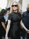 Nicole Kidman is tiszteletét tette a párizsi divathéten, melynek keretein belül megcsodálta a Balenciaga 53. Couture kollekcióját – természetesen ennek apropóján a luxus divatcég egy igazán mesés, földig érő, fekete ruháját öltötte magára.