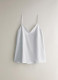 A minimalista stílus kedvelői egy egyszerű, fehér toppal kombinálják. 

Zara fehér top: 8.995 HUF