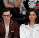 A minap Zendaya szerelmével, Tom Hollanddal látogatott el egy teniszmecsre: az álompár látszólag remekül szórakozott a mérkőzés alatt, azonban a paparazzik figyelmét nemcsak a két híresség randija, hanem a színésznő vadító fehér miniszoknyája is megragadta.