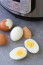 Ha tojást szeretnél főzni, ám az már kissé meg van repedve még az elkészítés előtt, nem kell kidobnod, ugyanis létezik egy biztos módszer arra, hogy megakadályozd, hogy a tojás tartalma kifollyon főzés közben. Annyi a feladatod, hogy adj hozzá egy kis ecetet a vízhez, és főzd meg a tojást a szokásos módon. Ez a trükk megkönnyíti majd a hámozást is.
