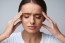 Egy idén márciusban megjelent könyvben, a The Female Body Bible-ben fogalmazták meg a PMM jelenségét. A könyv egyik szerzője, Dr. Emma Ross fejtette ki, mit is takar ez pontosan.&nbsp;„Néhány tünet valójában nem magának a ciklusnak a tünete, sokkal inkább máshoz köthető tünetek, esetleg egyéb betegségek tüneteinek felerősödése a ciklus végén. A migrénes fejfájás például különösen gyakran kapcsolódik a PMM-hez, a migrénes nők 50%-a ugyanis érzékeli fejfájása súlyosbodását a ciklus ezen időszakában, közvetlenül a menstruáció előtt."
