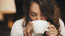 Egy kicsit mindig feszült vagy

A nagy dózisú koffein idegességhez vezethet - egyeseknél kevesebb kell ahhoz, hogy ez az ideges érzés kialakuljon, mint másoknál. A koffein&nbsp;egyeseknél szorongáshoz is vezethet, és fokozhatja a pánikrohamokat, különösen azoknál, akik hajlamosak a mentális problémákra. Ha a szokásosnál is nyugtalanabb vagy, vizsgáld meg&nbsp;a koffeinbeviteled, és próbáld&nbsp;meg egy időre visszavenni, hátha jobban érzed magad tőle.
