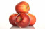 2. Jonatán

A Jonatán alma kivételesen finom íze miatt kedvelt, amely az édes és savanykás jegyek tökéletes egyensúlyát kínálja. Kiválóan alkalmas sütésre is, mert jól megtartja formáját és ízét a hőkezelés során. Ezen kívül a Jonatán alma sokáig eltartható, így egész évben élvezhetjük a belőle készített finomságokat.
