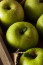 4. Granny Smith

Ha odavagy a savanyú ízekért, akkor biztosan imádod a Granny Smith almákat. Ez a típus 1868-ban, az ausztráliai Sydney-ben jelent meg, és felfedezőjéről, Maria Ann Smith-ről kapta nevét. Kiválóan alkalmasak desszertekhez, mert kemény állaguknak köszönhetően jól megtartják alakjukat. Használj édes és savanyú almák keverékét pitékhez és egyéb finomságokhoz, hogy tökéletes íz egyensúlyt érj el! Bár október közepén szüretelik őket, szinte mindig megtalálhatók a szupermarketekben.
