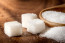 Sokan az Egyesült Államokban napi kb. 17 teáskanálnyi hozzáadott cukrot fogyasztanak, ami több, mint a javasolt mennyiség. A túl sok hozzáadott cukor fogyasztása összefüggést mutat a 2-es típusú cukorbetegség, a szívbetegség és a fogszuvasodás kialakulásával, ez azonban nem feltétlenül jelenti azt, hogy teljesen kerülnünk kellene a cukrot. A természetes cukorra vonatkozóan nincsenek meghatározott adatok az ajánlott napi mennyiségre, a hozzáadott cukrot illetően viszont sokkal határozottabb iránymutatást követhetünk.
