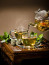 Mi az a zöld tea?

Bár a legtöbben gyakran fogyasztjuk, valójában csak kevesen tudják, mi is a zöld tea valójában és miért éppen ez a neve. A zöld tea a camellia sinensis növényből származó ital, melynek különféle színű változatai léteznek, köztük a fekete, fehér és zöld tea. Ezek a színek nem különböző levelekből származnak, hanem eltérő szárítási és érlelési módszerek következményei. A zöld teát úgy szárítják, hogy megőrizzék a levelek természetes zöld színét. A zöld tea kiválóan alkalmas bőrápolásra és hajápolásra is, mivel antioxidáns, fertőtlenítő és gyulladáscsökkentő tulajdonságokkal rendelkezik.
