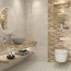 A fürdőszobában a tópszínű csempék vagy festett falak tiszta és friss megjelenést kölcsönözhetnek. Ez a szín választás nagyszerűen kombinálható fehér vagy márvány kiegészítőkkel, így luxusérzetet adhat a fürdőszobának. A tópszínű burkolatok és kiegészítők segíthetnek abban is, hogy a fürdőszoba tágasabbnak és világosabbnak tűnjön, ami különösen fontos kis méretű vagy rosszul megvilágított fürdőszobák esetén.
