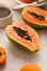 A papaya és az áfonya szintén szuperélelmiszernek számítanak, hiszen tele vannak antioxidánsokkal, előbbinek pedig az A-, C-, K- és E-vitamintartalma is igen magas, és tartalmaz egy papain nevű enzimet is, amelynek gyulladásgátló hatóanyagai segítenek az öregedés elleni harcban. Az áfonya szintén fantasztikus A- és C-vitamin-forrás, specifikus antioxidánsa pedig az antocianin, amely védi a bőrt a napsugárzás káros hatásaitól, a stressztől, valamint a környezetszennyezés okozta károktól azáltal, hogy szabályozza a szervezet gyulladásokra adott reakcióját, így megakadályozza a kollagénvesztést.
