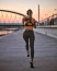 A lassú futás nem csak a szív erősségét és pumpáló képességét javítja, hanem molekuláris szinten is előnyös az egészségre. Javítja az inzulinrezisztenciát, növeli a sejtekben a mitokondriumok sűrűségét és ösztönzi a testet, hogy zsírt használjon fel energiaként. A lassú futók gyorsabban regenerálódnak, és kevésbé valószínű, hogy túledzésből fakadó fáradtságtól vagy sérülésektől szenvednek.
