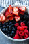 1. Bogyós gyümölcsök

A bogyós gyümölcsök, mint például az eper, az áfonya, a málna és a szeder, alapvető elemei az anti-gyulladásos étrendnek. A bogyós gyümölcsök tele vannak gyulladáscsökkentő növényi vegyületekkel, beleértve az antocianinokat, flavonolokat és fenolsavakat, valamint gyulladáscsökkentő tápanyagokkal, mint például a C-vitamin. A tanulmányok azt mutatják, hogy a bogyós gyümölcsök hatékonyak a gyulladásos mutatók csökkentésében.
