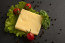 A különböző fajták közül az alacsonyabb nedvességtartalmú és magasabb zsírtartalmú, kemény és félkemény sajtok a legalkalmasabbak arra, hogy a mélyhűtőben tároljuk őket – ilyen például a cheddar, az edami, a gouda és a trappista.
