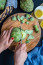 Cesar Sauza, bejegyzett dietetikus táplálkozási szakértő szerint az articsókavíz segíthet a puffadásban, egyeseknél viszont éppen ellenkezőleg, gyomorbántalmakat, vagy akár éppen még fokozottabb puffadást is okozhat. „Azoknál, akik bizonyos zöldségek fogyasztását követően tapasztalnak puffadást, mint például a brokkoli, a káposzta, a karfiol és a kelbimbó, nem érdemes articsókavizet fogyasztaniuk, mert valószínűleg az csak tovább ront majd a helyzeten” – mondja. Továbbá, ha szorulással vagy rosthiánnyal küzdesz, Darlington javasolja, hogy kerüld az articsókavizet, és inkább egyél valódi articsókát, mivel a víz fogyasztásával éppen az articsókában megtalálható rengeteg rost nem kerül be szervezetünkbe.
