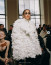 J.Lo mindenkit lehengerelt új külsejével a 2024-es párizsi haute couture divathéten. Daniel Roseberry, a Schiaparelli divattervezője&nbsp;kifejezetten neki készítette ezt a 7000 rózsasziromból álló&nbsp;hófehér kabátot.
